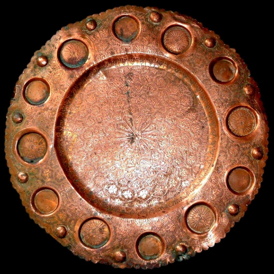 Plateau à thé, Art ottoman, XIXème siècle , diam 49 cm, décor de tulipes sur cuivre, gravé main