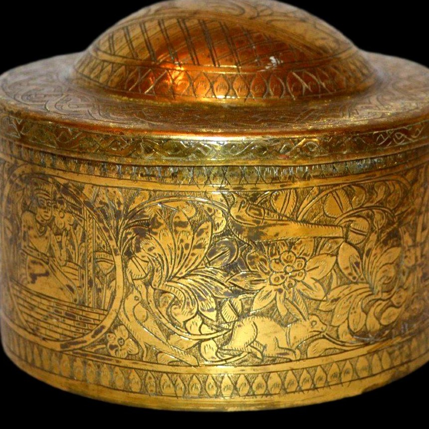 Qajar Pyx, Chased Brass Depicting Seated Princes, Flowers, Cats And Birds, 19th Century-photo-4