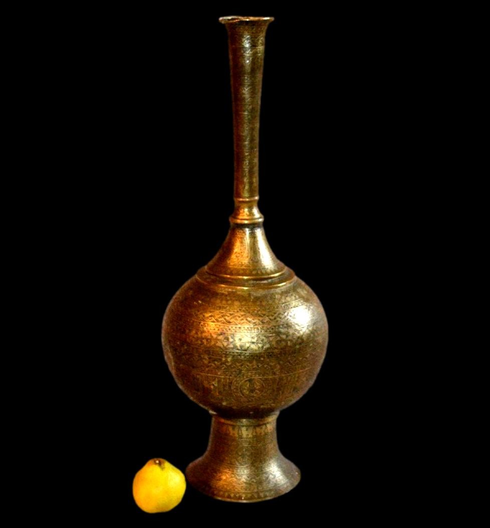  Vase calice Ht 63 cm, laiton ciselé, Art Islamique du XVIIIème / XIXème siècle, très bon état-photo-2