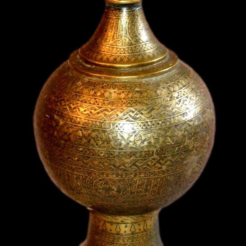  Vase calice Ht 63 cm, laiton ciselé, Art Islamique du XVIIIème / XIXème siècle, très bon état-photo-1