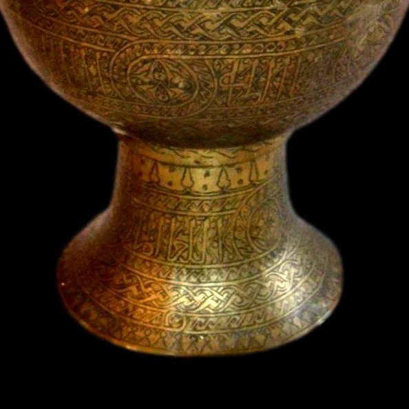  Vase calice Ht 63 cm, laiton ciselé, Art Islamique du XVIIIème / XIXème siècle, très bon état-photo-2
