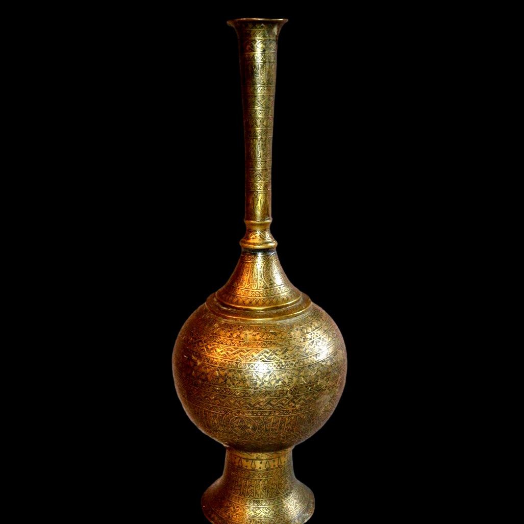  Vase calice Ht 63 cm, laiton ciselé, Art Islamique du XVIIIème / XIXème siècle, très bon état
