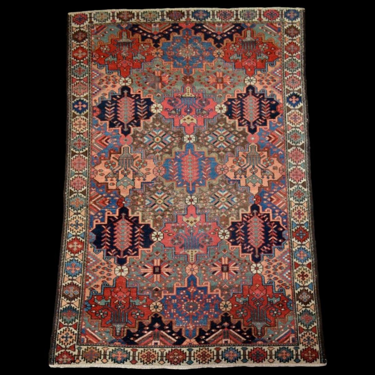 Tapis, famille des Bakhtiar, 136 x 200, laine nouée main en Iran, milieu du XXème siècle