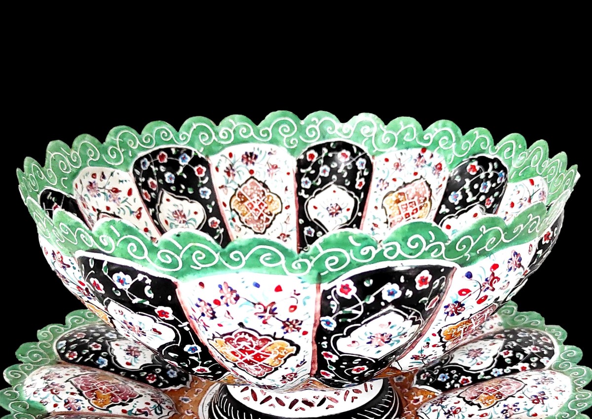 Minâkâri, Plat et coupe sur piedouche en émail peint à la main, Ispahan, Iran - 1900 - 1920-photo-2