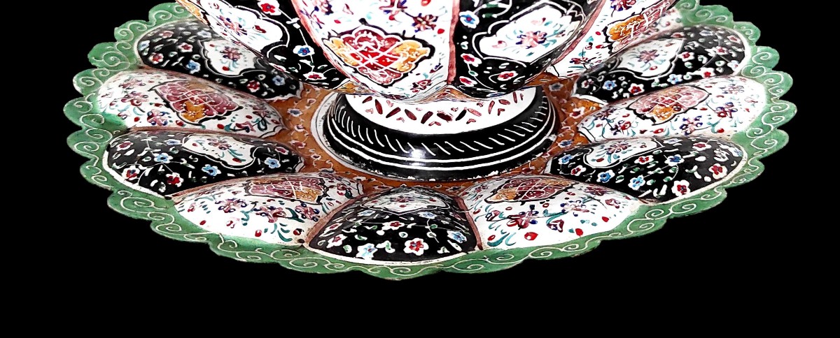 Minâkâri, Plat et coupe sur piedouche en émail peint à la main, Ispahan, Iran - 1900 - 1920-photo-3