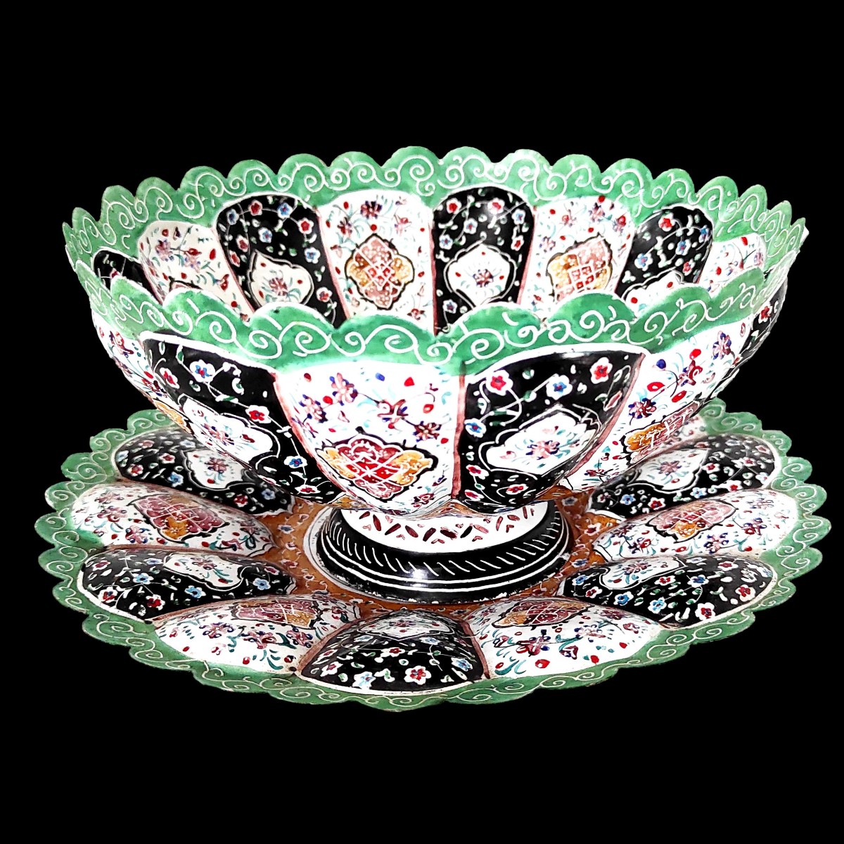 Minâkâri, Plat et coupe sur piedouche en émail peint à la main, Ispahan, Iran - 1900 - 1920