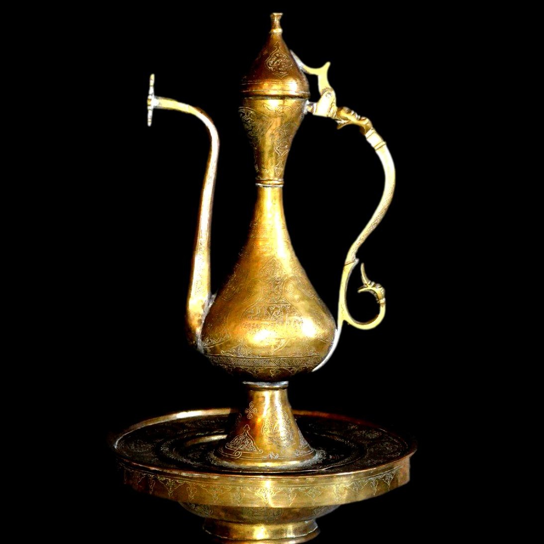 Aiguière et son bassin, Ibrik Ottoman en laiton ciselé de calligraphies, fin du XIXème siècle-photo-2