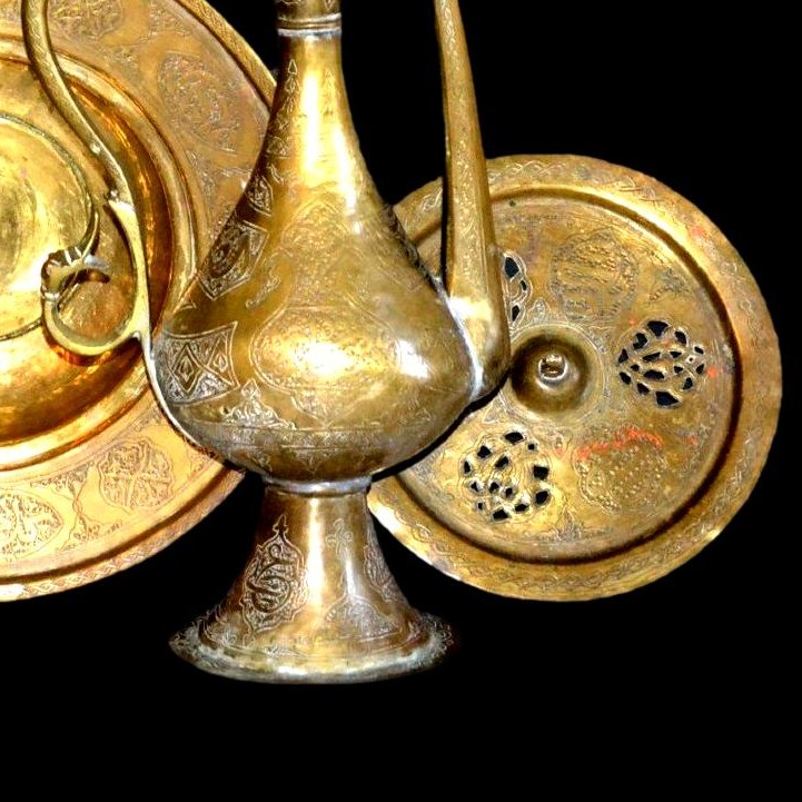 Aiguière et son bassin, Ibrik Ottoman en laiton ciselé de calligraphies, fin du XIXème siècle-photo-1