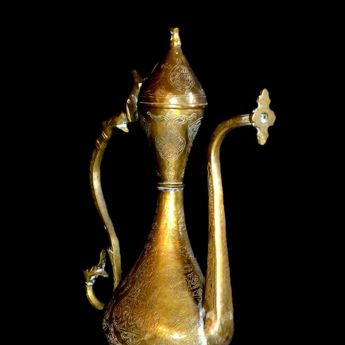 Aiguière et son bassin, Ibrik Ottoman en laiton ciselé de calligraphies, fin du XIXème siècle-photo-2