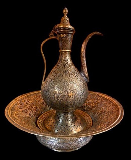 Aiguière et son bassin, Ibrik Ottoman en laiton ciselé de calligraphies, fin du XIXème siècle-photo-6