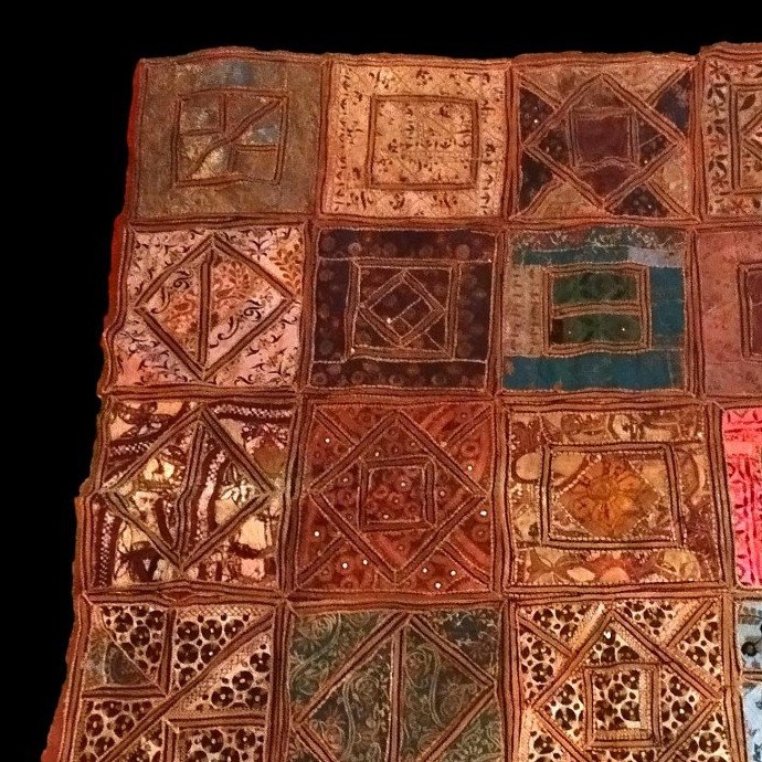Tenture de soies et cotons brodés, 193 x 196 cm, Inde du XIXème siècle, patchwork , collection-photo-1