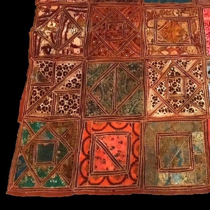 Tenture de soies et cotons brodés, 193 x 196 cm, Inde du XIXème siècle, patchwork , collection-photo-3
