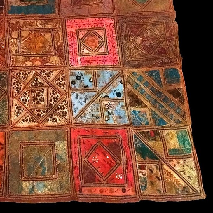 Tenture de soies et cotons brodés, 193 x 196 cm, Inde du XIXème siècle, patchwork , collection-photo-4