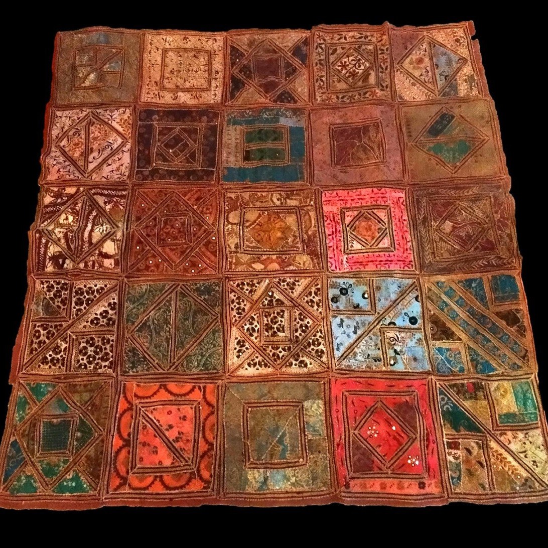 Tenture de soies et cotons brodés, 193 x 196 cm, Inde du XIXème siècle, patchwork , collection