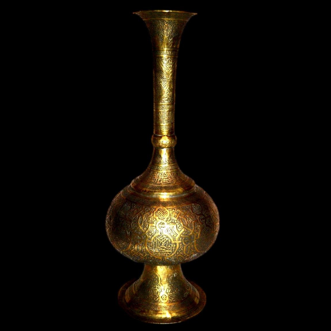 Grand vase islamique, Ht 53 cm, Proche-Orient, en laiton ciselé de calligraphies, XIXème siècle