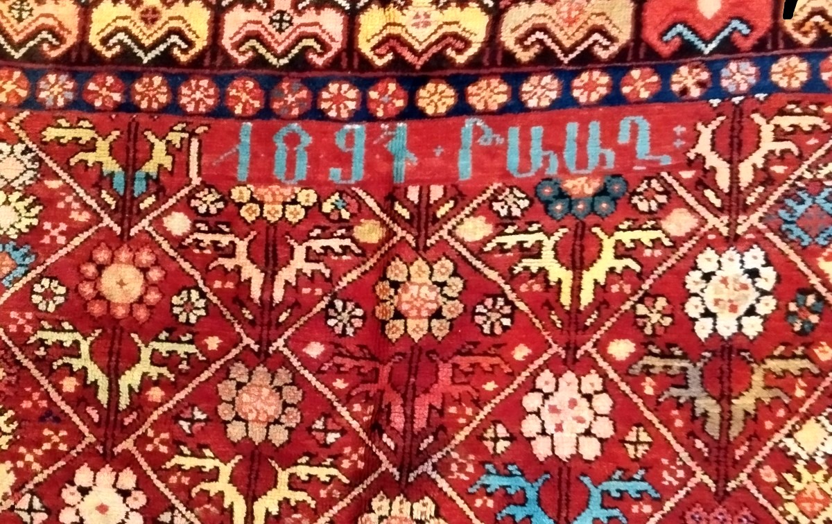 Tapis en galerie du Caucase, 135 x 338 cm, laine nouée main, daté 1891, signé, très bon état-photo-1