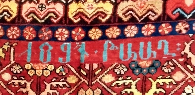 Tapis en galerie du Caucase, 135 x 338 cm, laine nouée main, daté 1891, signé, très bon état-photo-3