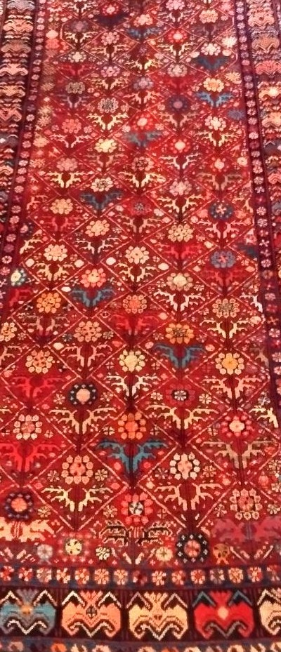 Tapis en galerie du Caucase, 135 x 338 cm, laine nouée main, daté 1891, signé, très bon état-photo-7