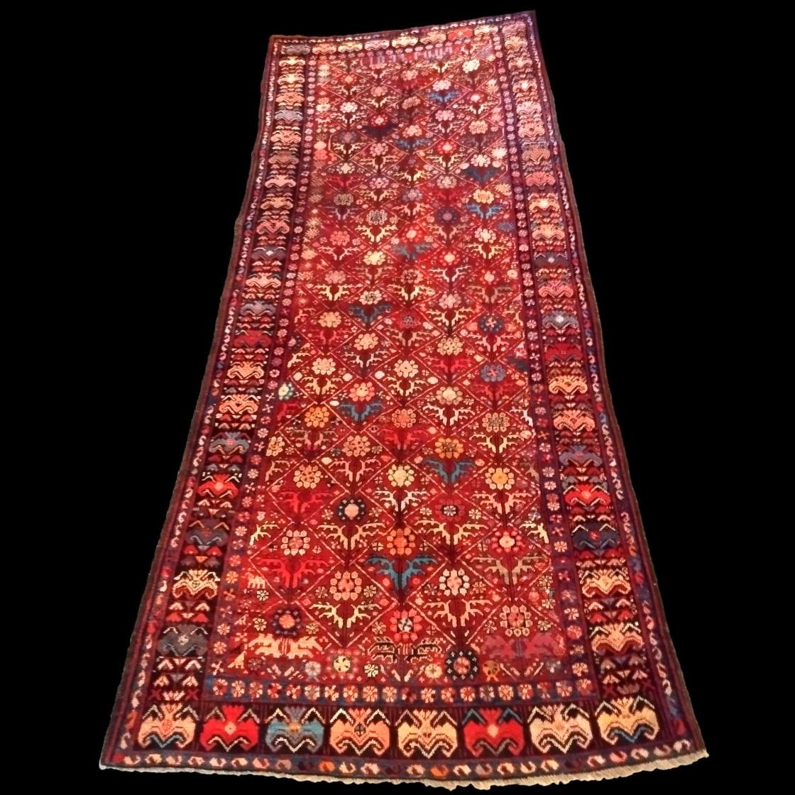 Tapis en galerie du Caucase, 135 x 338 cm, laine nouée main, daté 1891, signé, très bon état