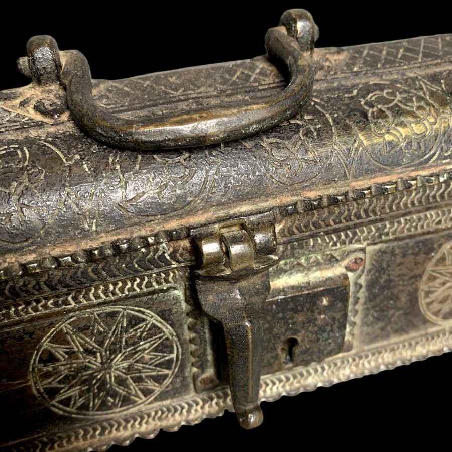 Art Moghol, rare Plumier en bronze gravé, du XVIIème - XVIIIème siècle, Gujarat, Inde