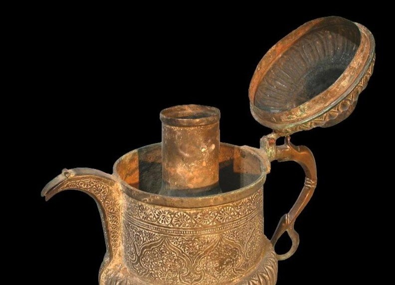 Théière de nomades, Asie centrale, laiton ciselé au repoussé, XIXème siècle, état collection-photo-3