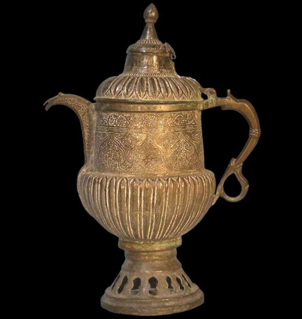 Théière de nomades, Asie centrale, laiton ciselé au repoussé, XIXème siècle, état collection