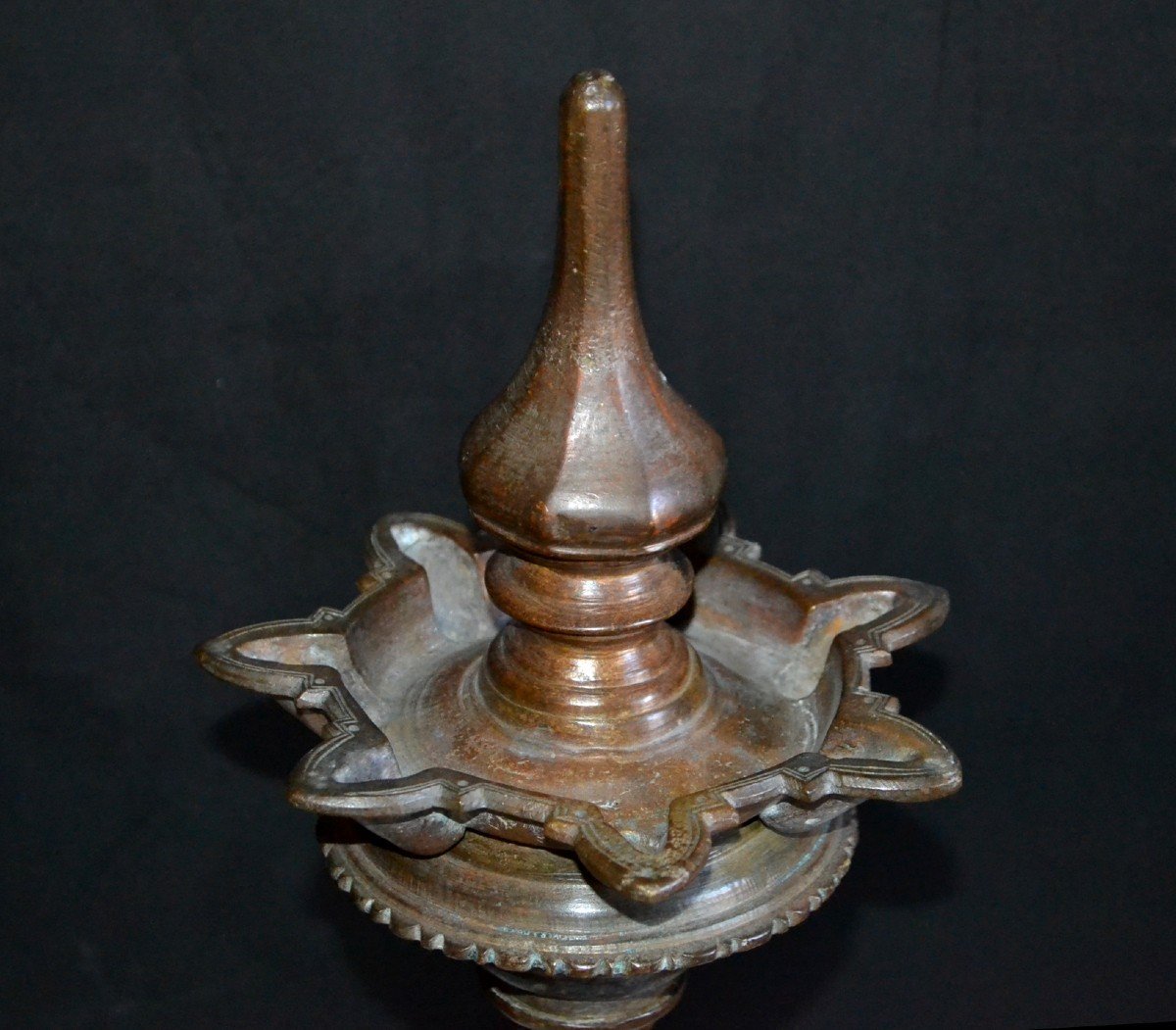 Engraved Bronze Oil Lamp With 7 Spouts, Height 52 Cm, Ritual Object From Nepal, 19th Century-photo-3