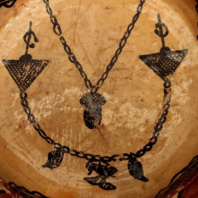 Un grand plat Berbère en terre cuite, Kabylie, Sejnane, rare décor au collier, 1900, bon état -photo-2