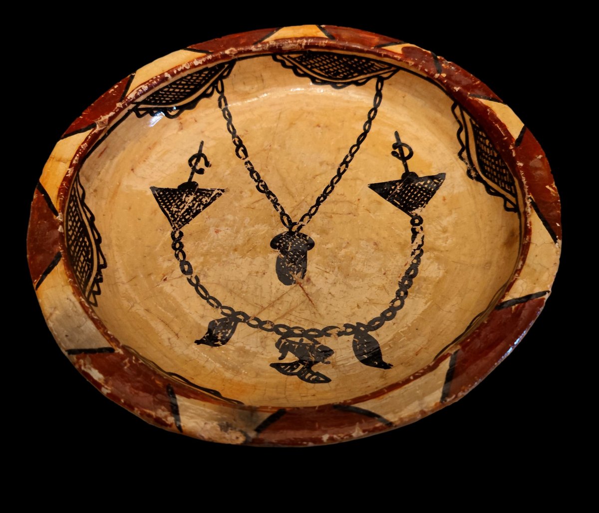 Un grand plat Berbère en terre cuite, Kabylie, Sejnane, rare décor au collier, 1900, bon état -photo-3