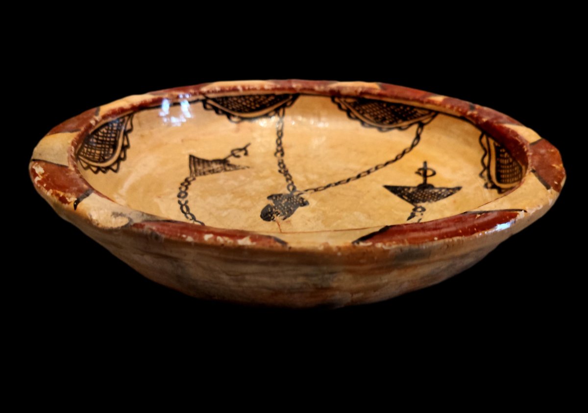 Un grand plat Berbère en terre cuite, Kabylie, Sejnane, rare décor au collier, 1900, bon état -photo-4
