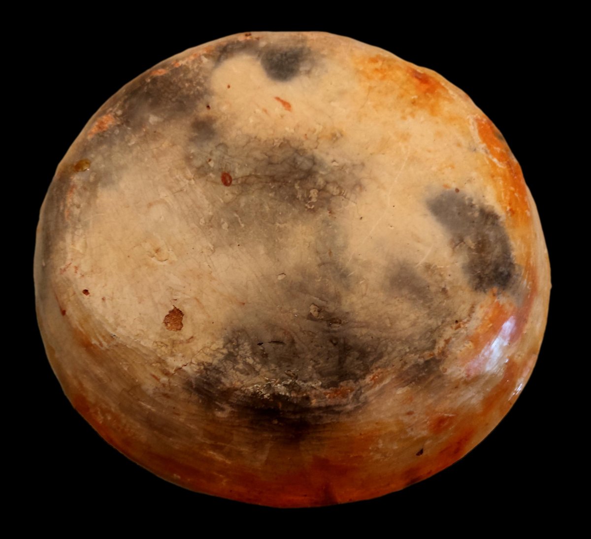 Un grand plat Berbère en terre cuite, Kabylie, Sejnane, rare décor au collier, 1900, bon état -photo-1