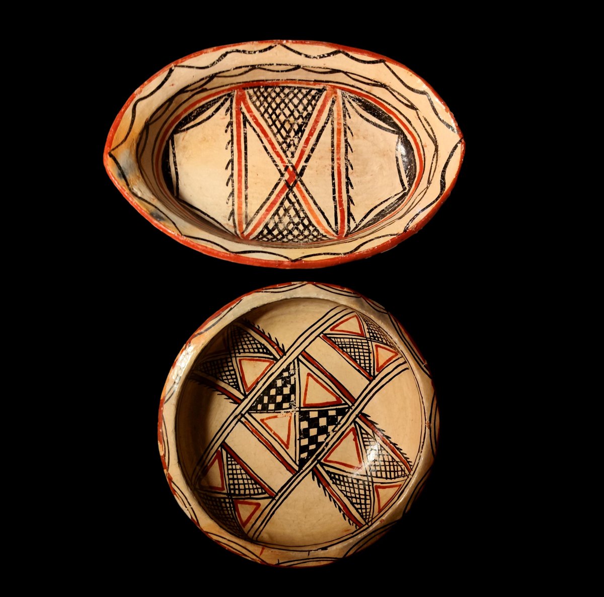 Un grand plat Berbère en terre cuite, Kabylie, Sejnane, rare décor au collier, 1900, bon état -photo-5