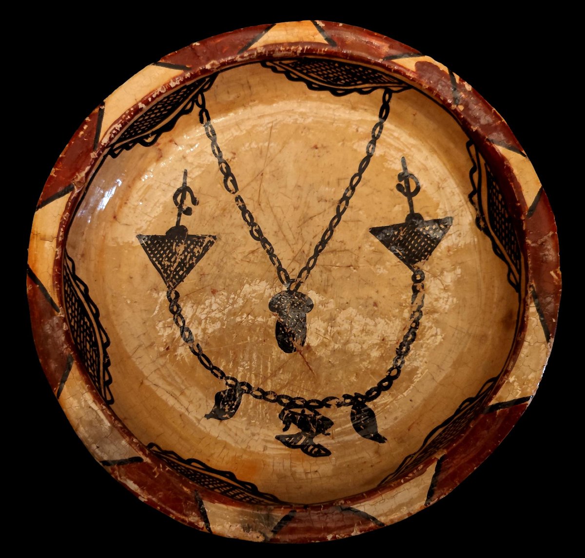 Un grand plat Berbère en terre cuite, Kabylie, Sejnane, rare décor au collier, 1900, bon état 