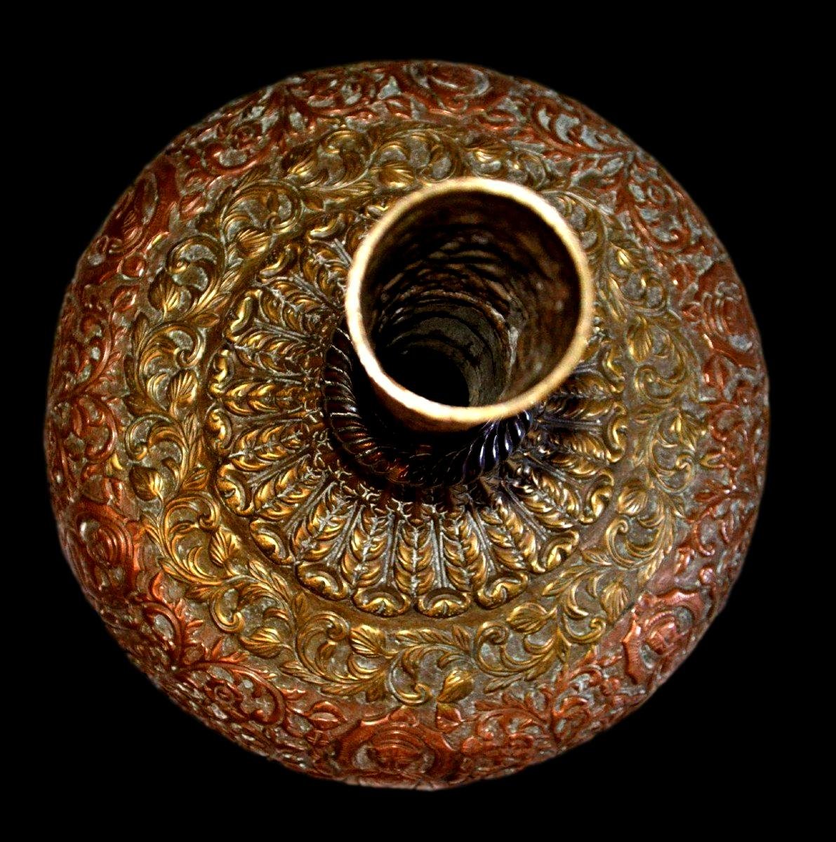 Vase en laiton et cuivre rouge fortement ouvragé originaire d'Inde. fin XIXème début du XXème S-photo-2
