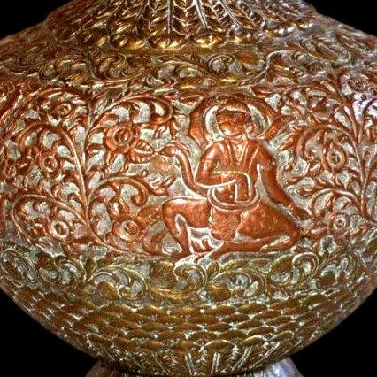 Vase en laiton et cuivre rouge fortement ouvragé originaire d'Inde. fin XIXème début du XXème S-photo-3