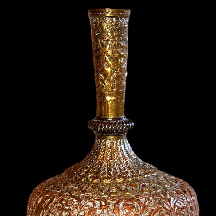 Vase en laiton et cuivre rouge fortement ouvragé originaire d'Inde. fin XIXème début du XXème S-photo-1