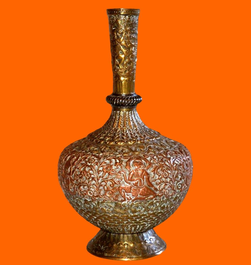 Vase en laiton et cuivre rouge fortement ouvragé originaire d'Inde. fin XIXème début du XXème S-photo-3