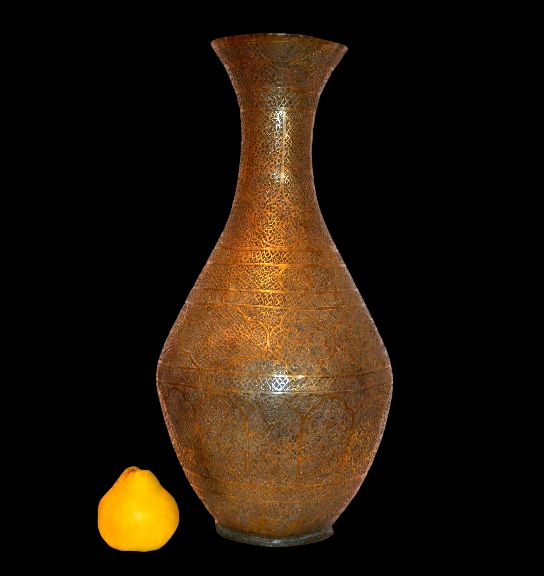 Vase en laiton et cuivre rouge fortement ouvragé originaire d'Inde. fin XIXème début du XXème S-photo-6