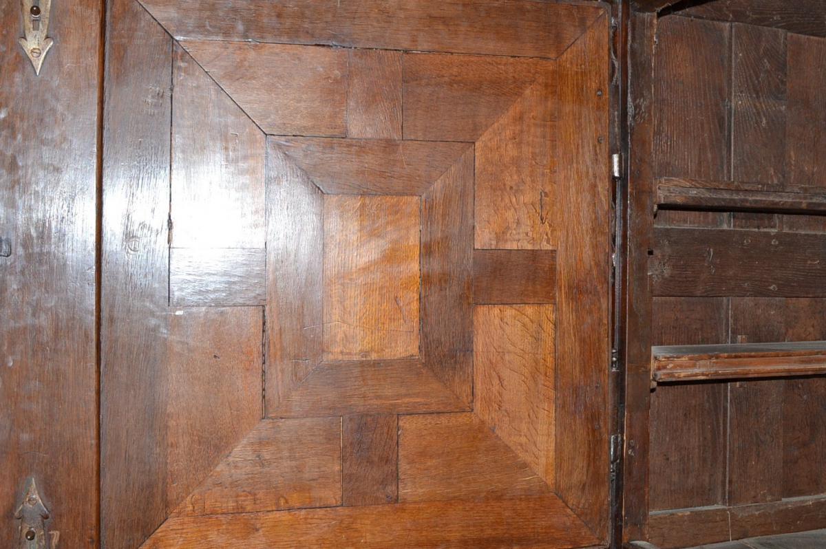 Armoire de mariage ou buffet à quatre vantaux et deux tiroirs, Normandie, du XVIIème Siècle-photo-2