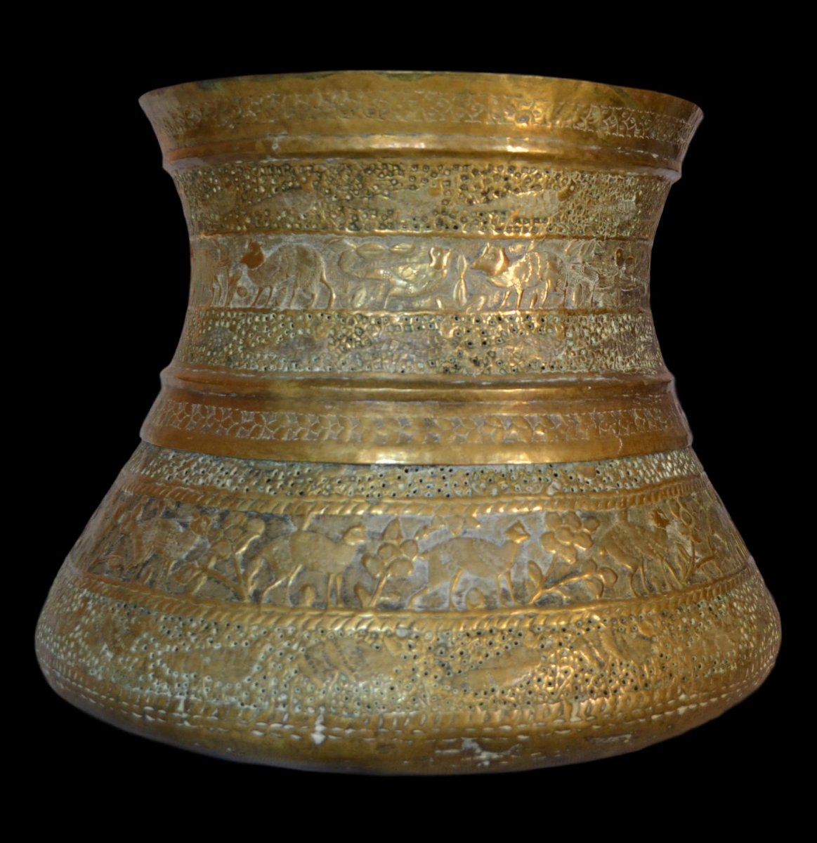 Important Chiseled Copper Vase, Indo-persian From The XIXth Century, In Superb Condition