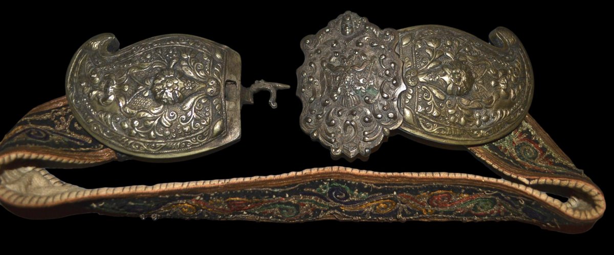 Ceinture et boucle, "kamar" Asie centrale, bronze, argent, broderie XIXème siècle-photo-1