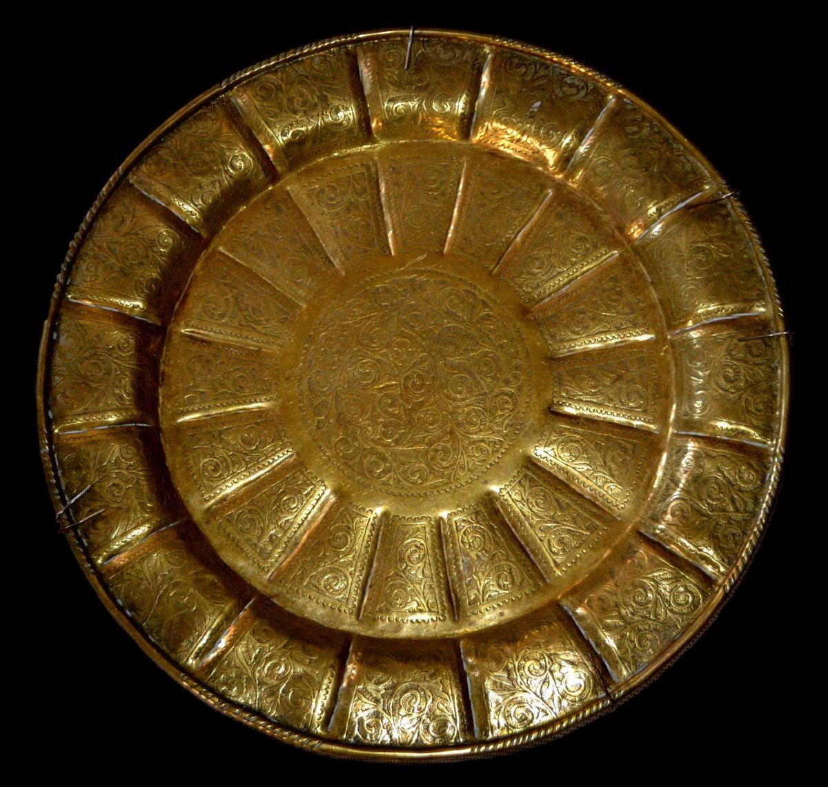 Important Tray Decorated With The Sun In Chiseled Copper, Central Asia, 19th Century