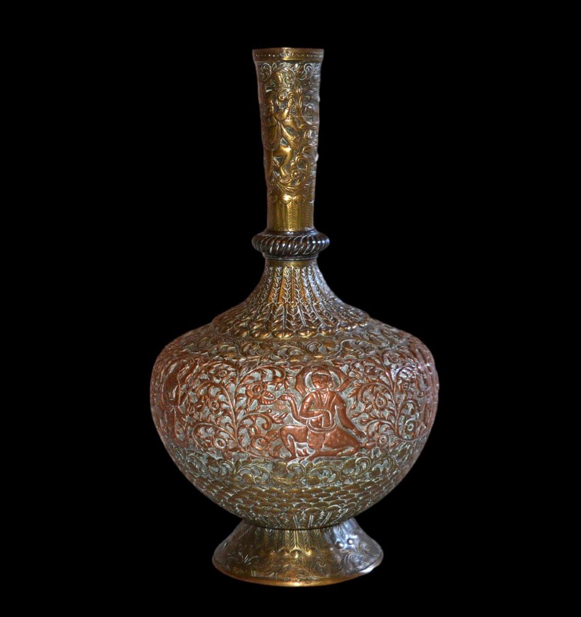 Vase à deux cuivres, Inde, décor gravé au repoussé de dieux et déesses, XIXème Siècle