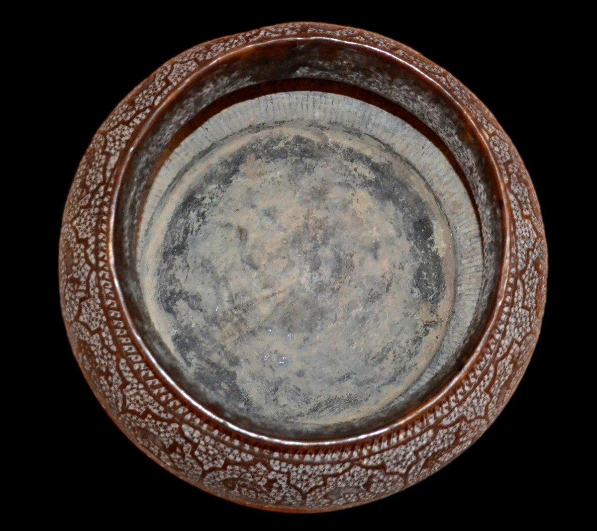 Important bassin en cuivre Indo-persan, ciselé de chitals, XIXème siècle, très bel état-photo-1