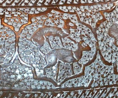 Important bassin en cuivre Indo-persan, ciselé de chitals, XIXème siècle, très bel état-photo-3