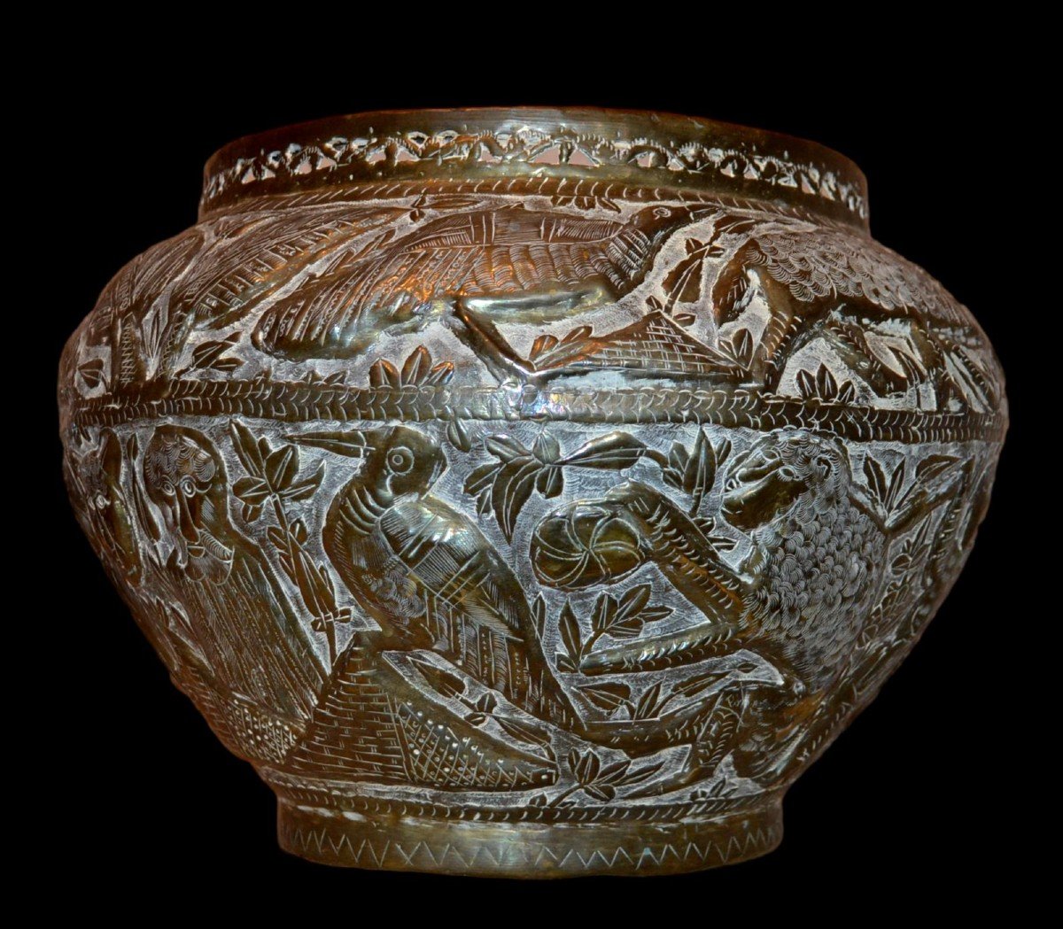 Important Engraved Copper Basin With Various Scenes, India From The 19th Century, In Very Good Condition