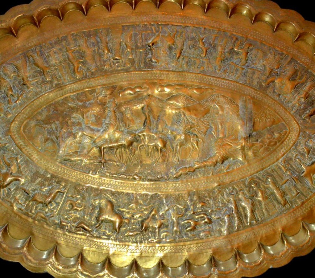 Huge Kadjar Tray In Engraved Brass, 79 Cm X 123.5 Cm, Polylobed Oval Shape, 19th Century-photo-2