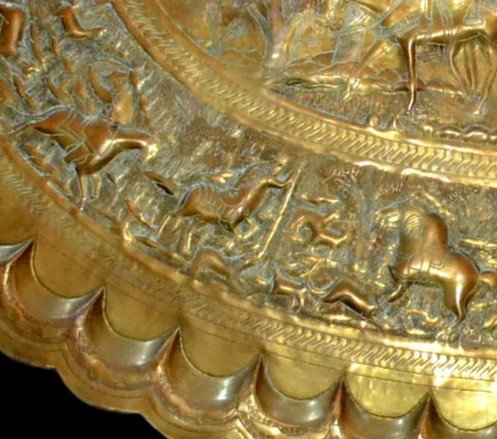 Huge Kadjar Tray In Engraved Brass, 79 Cm X 123.5 Cm, Polylobed Oval Shape, 19th Century-photo-4