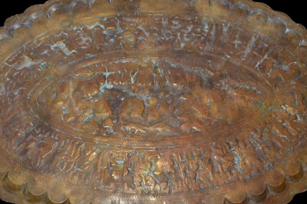 Huge Kadjar Tray In Engraved Brass, 79 Cm X 123.5 Cm, Polylobed Oval Shape, 19th Century-photo-5