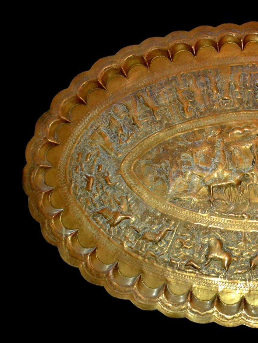 Huge Kadjar Tray In Engraved Brass, 79 Cm X 123.5 Cm, Polylobed Oval Shape, 19th Century-photo-2